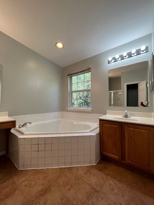 Building Photo - 3 bedroom townhome available near Largo To...