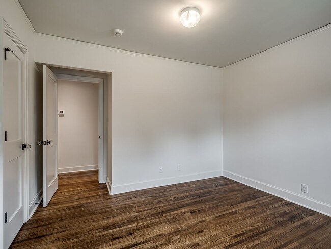 Building Photo - Luxury Living in the Heart of Tulsa