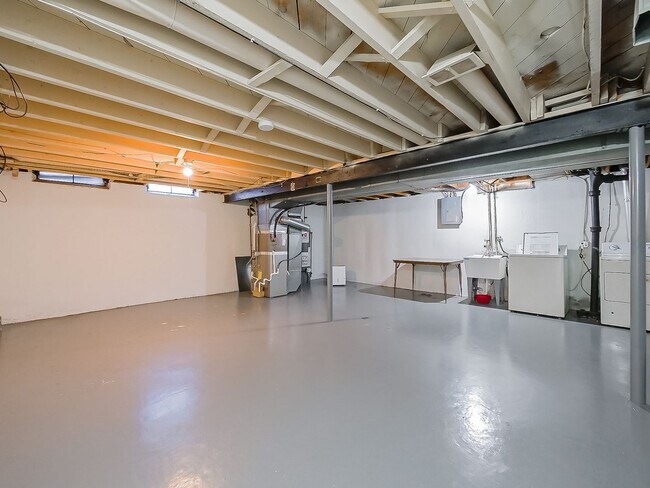 Building Photo - AVAILABLE NOW! Spacious and Inviting Westland Home!