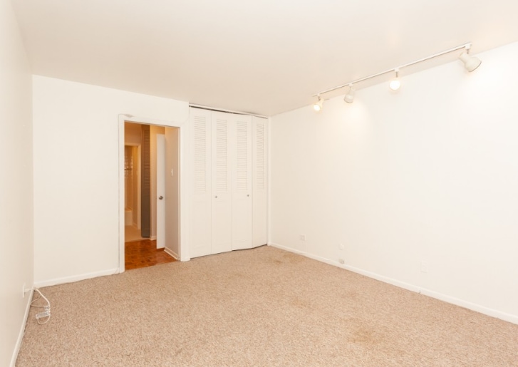Building Photo - 4334 N Clarendon Ave