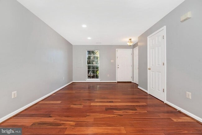Building Photo - 618 Cawley Dr