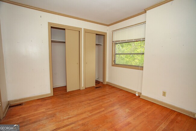 Building Photo - 2143 Ingleside Ave