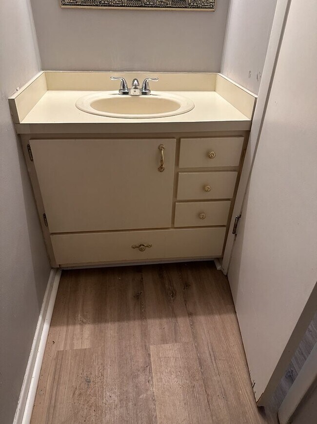 Building Photo - 11 Knollwood Cir