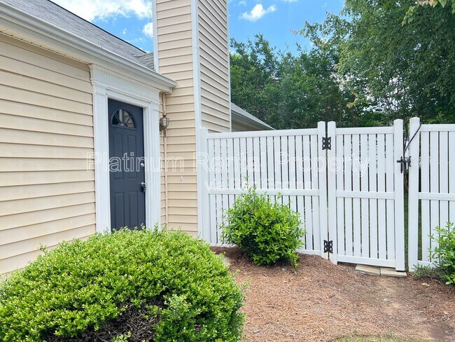 Building Photo - 725 Avening Ct