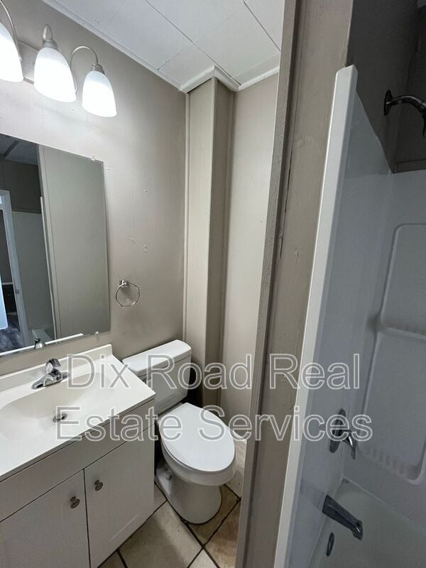 Building Photo - 305 Maple Ave