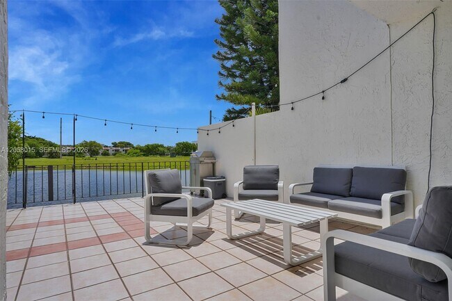 Building Photo - 9177 Fontainebleau Blvd
