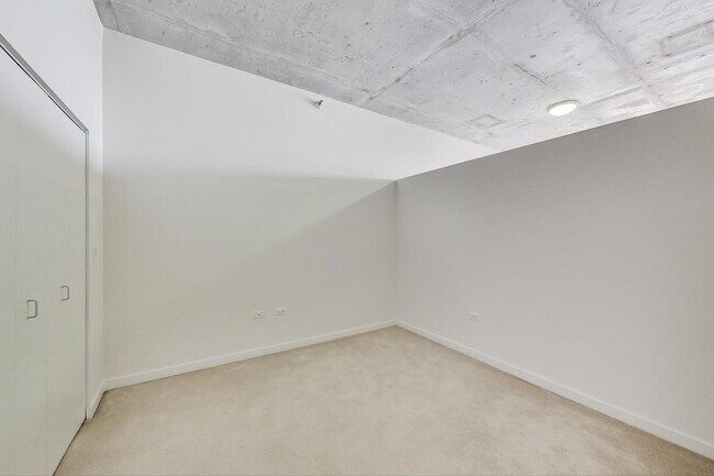 Building Photo - 235 W Van Buren St