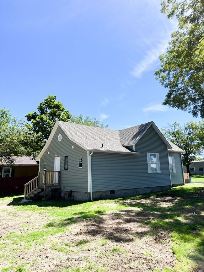 Building Photo - Like NEW 2 Bedroom, 2 Bath House, Appliances Included, Very VERY NICE !!!