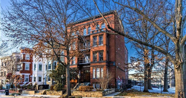 Building Photo - Mt Vernon Triangle Spacious 2 Bed 2.5 Bath...