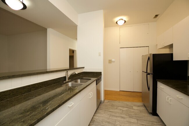 Building Photo - 2464 N Geneva Terrace