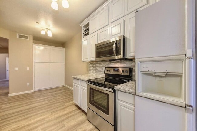 Building Photo - NICE 3 BEDROOM CONDO, 2 BATH, & 2 CAR GARA...
