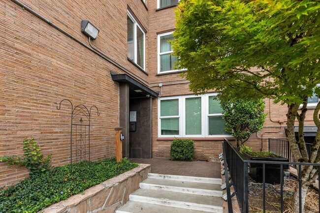 Building Photo - 1205 SW Cardinell Dr