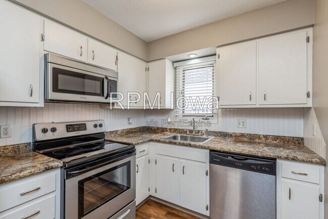 Building Photo - 2079 NW Hickory Ln