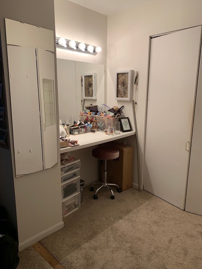 Building Photo - 711 W Briar Pl
