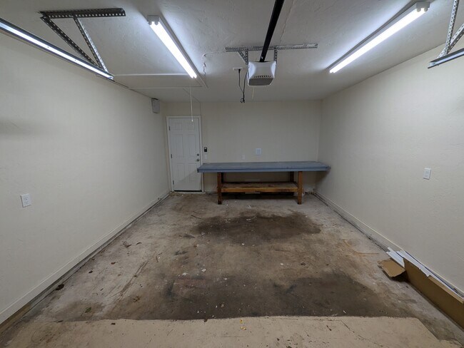 Building Photo - 906 Parkview Dr