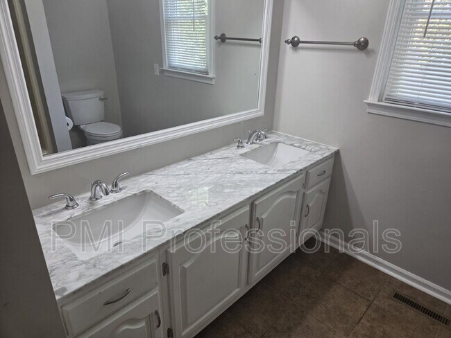 Building Photo - 2426 Bennington Dr