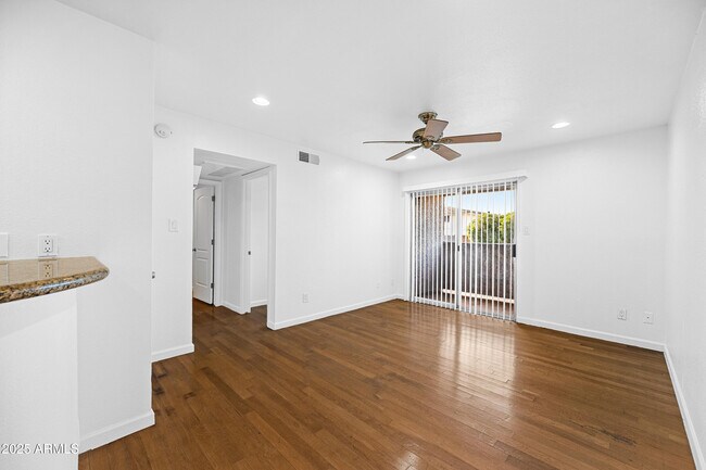 Building Photo - 4410 N Longview Ave