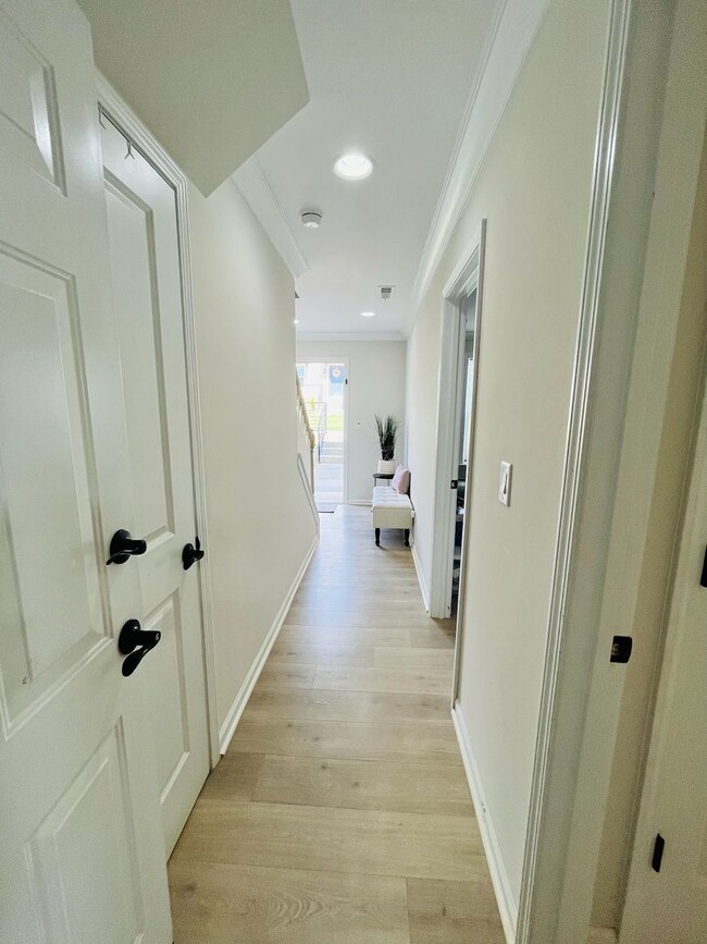 Building Photo - Beautiful 4BR Townhouse in Ballantyne