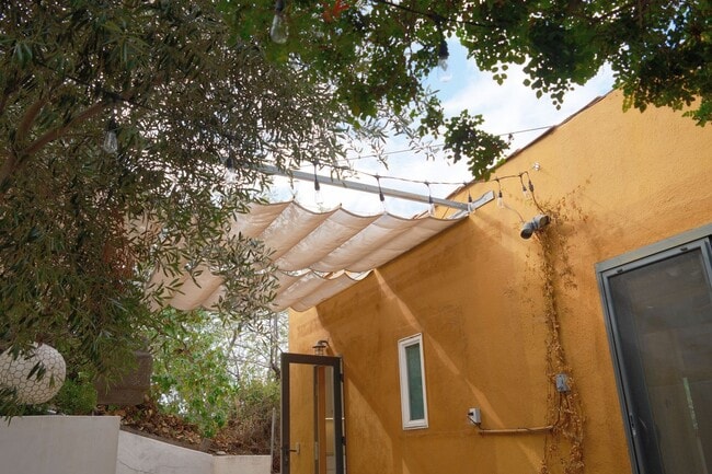 Building Photo - Serene 2bed /1 Bath Spanish Hideaway in He...