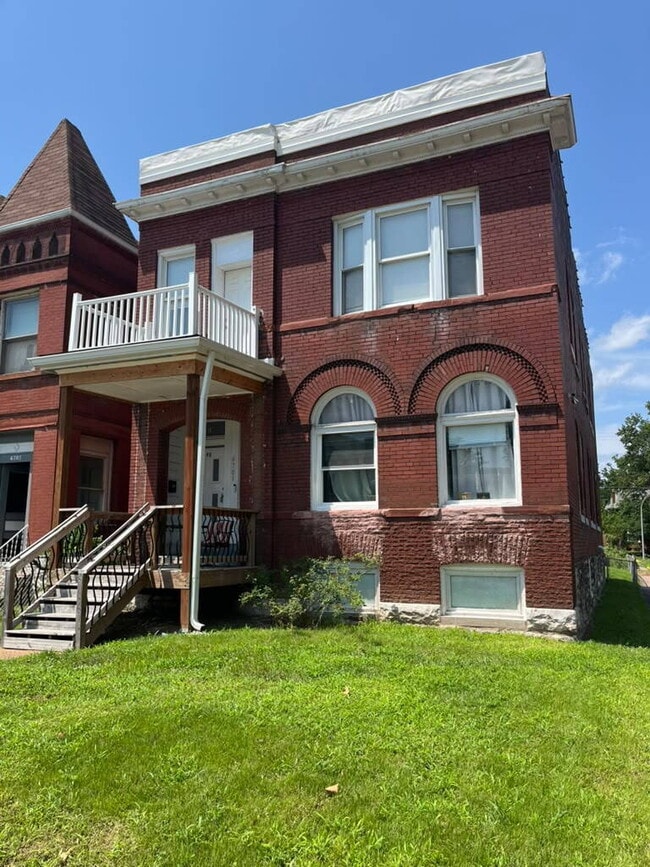 Building Photo - "Charming 4-Bed Duplex in St. Louis City 2nd Floor with Granite Countertops & Gleaming Hardwood F...