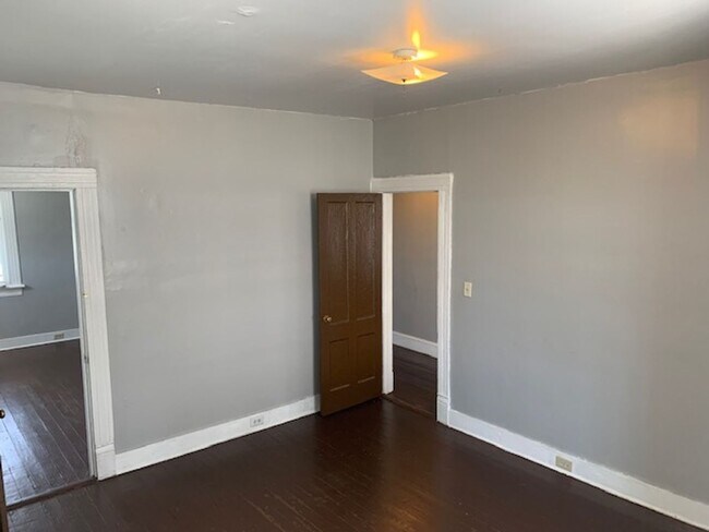 Building Photo - Charming Coming Street Retreat in the Heart of Historic Charleston