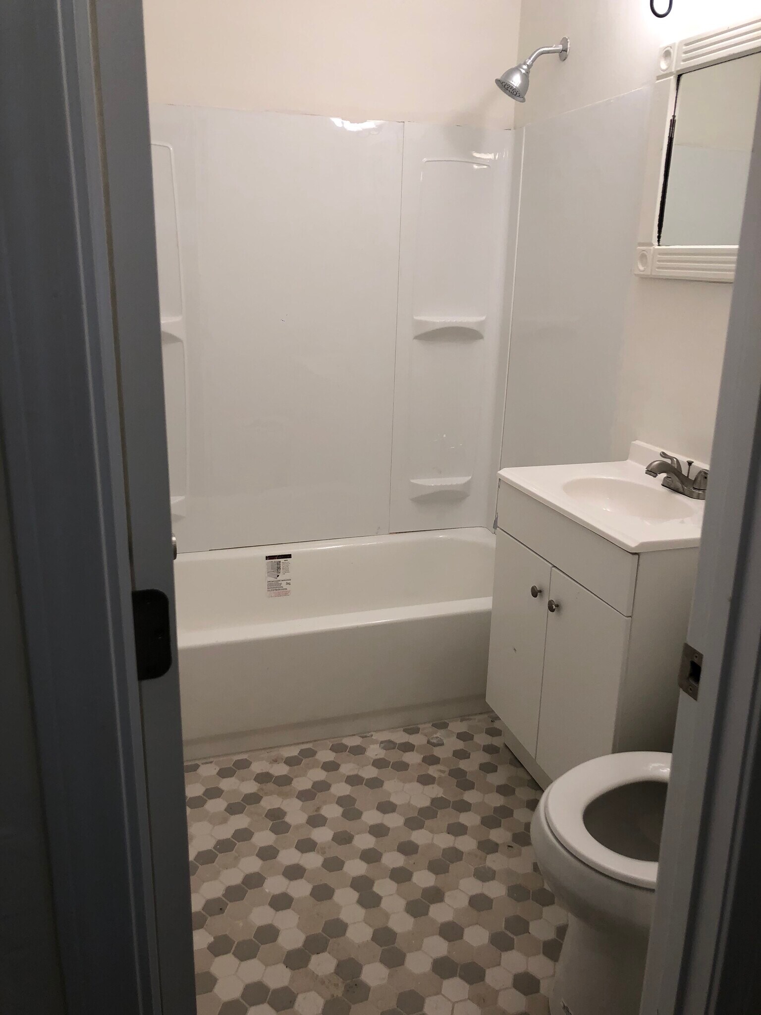 Full Bathroom - 9215 ARISTIDES DR