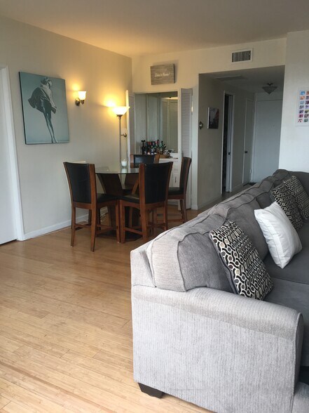 Living Room - 321 S San Vicente Blvd