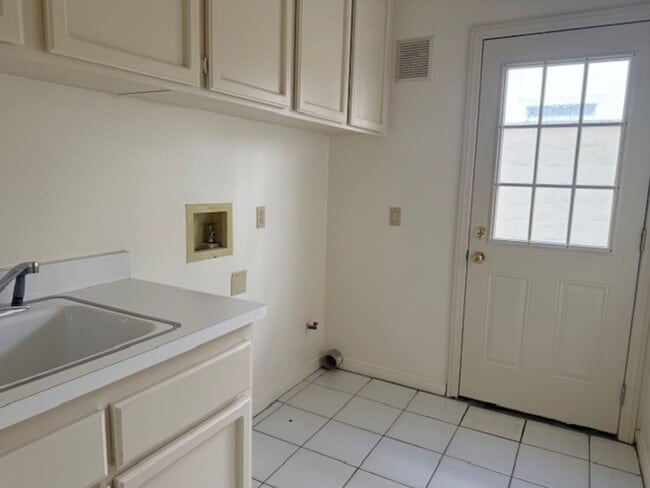 Building Photo - Spacious Home in Tustin with Main Floor Be...