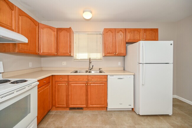 Building Photo - Duplex in Sandy - Available NOW!