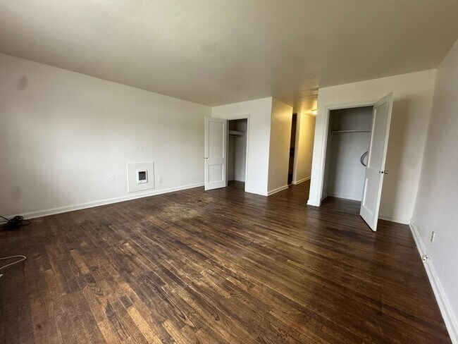 Building Photo - DEMJ620