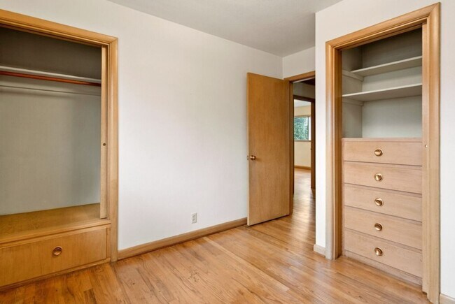 Building Photo - OREGON MID CENTURY DREAM