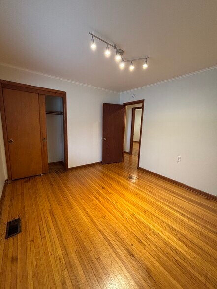 Building Photo - 852 N Xenophon Ave