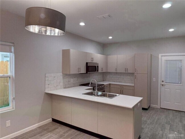 Building Photo - 817 Dove Ave