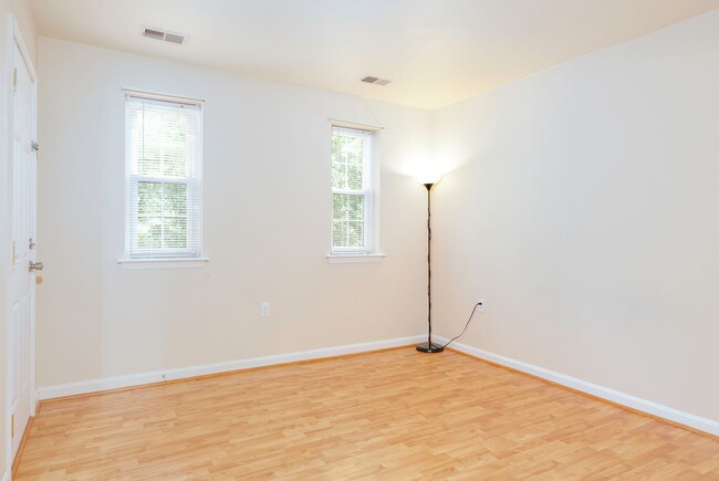 Building Photo - Gorgeous Beautifully Two Bedroom Unit