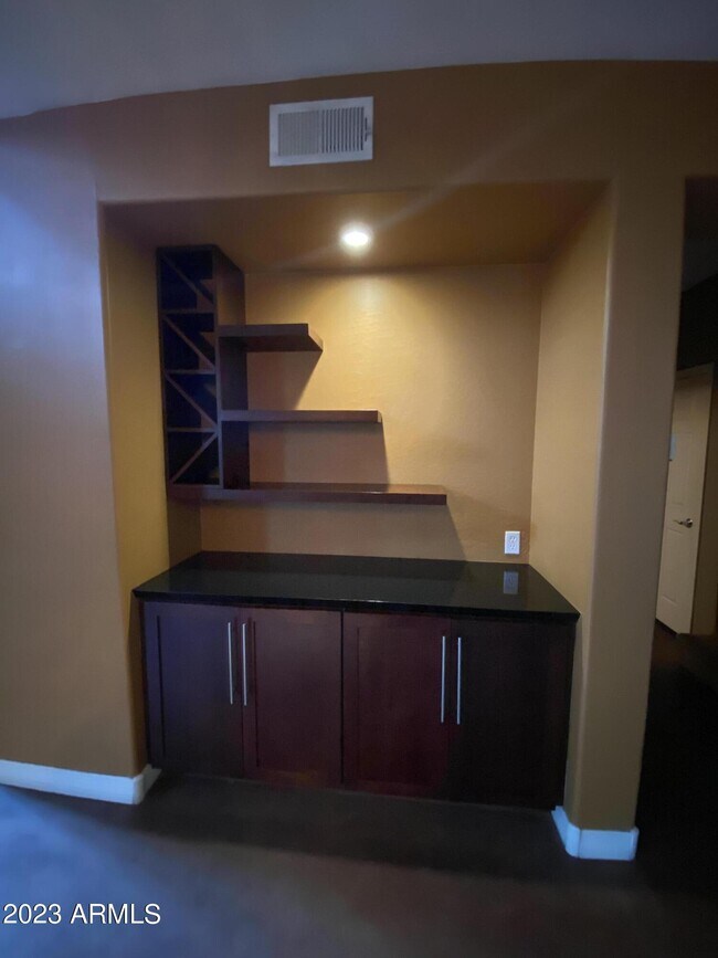 Building Photo - 615 E Portland St