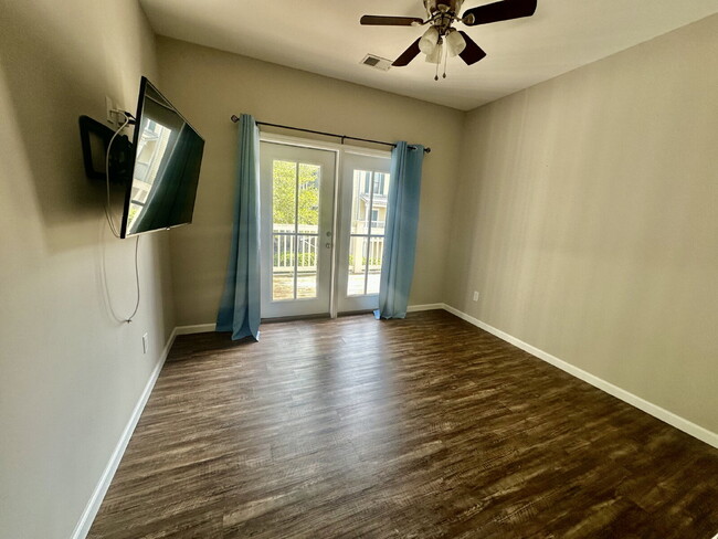 Building Photo - Two Bedroom Apartment in the Heart of the Bluffton Promenade!
