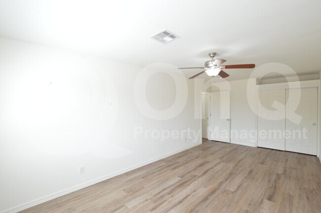 Building Photo - 3225 E Earll Dr