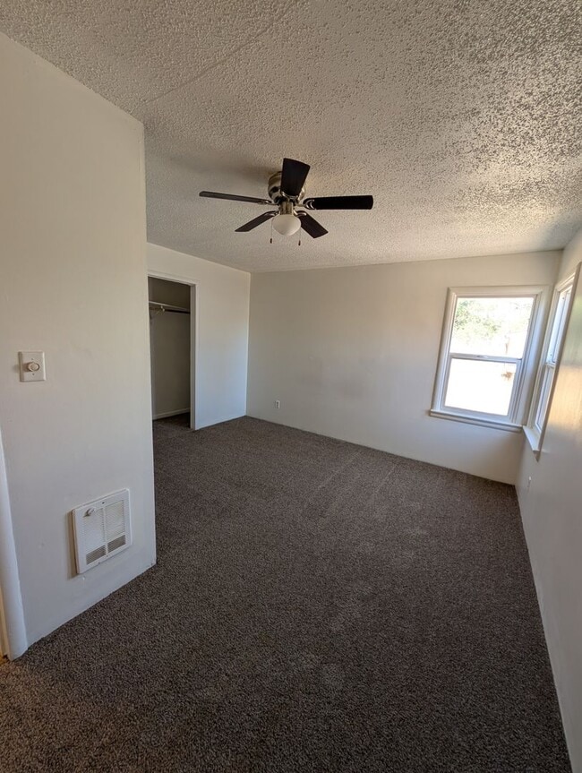 Building Photo - 3 Bedroom 1 bath house