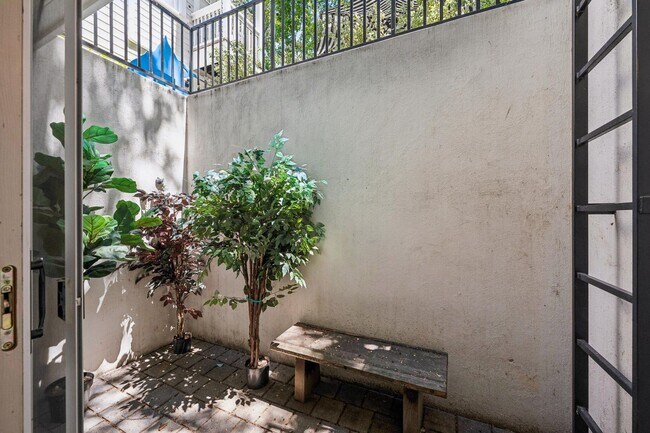 Building Photo - Luxurious Home in Downtown Palo Alto Available Now