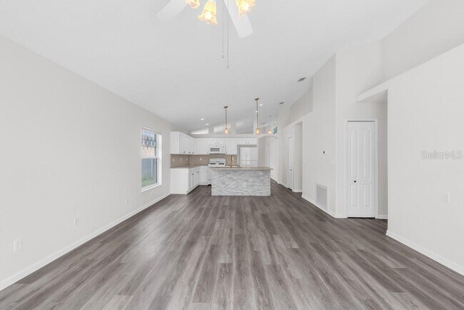 Building Photo - 15746 Autumn Glen Ave