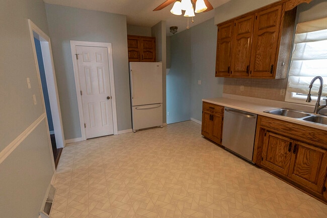 Building Photo - 4500 W Bridgewood Dr