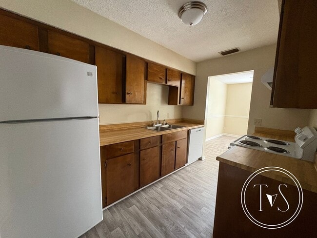Building Photo - RATE DROP ALERT (was $1300/month) and SUMM...