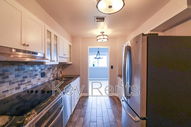 Building Photo - 825 Bayshore Dr