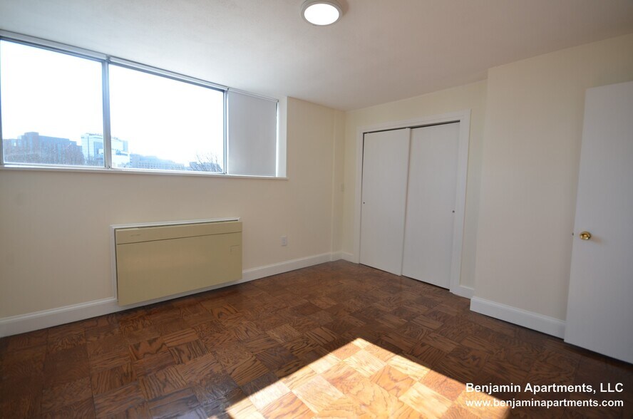 Building Photo - 77 Monmouth St