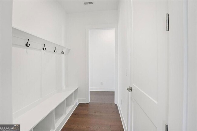 Building Photo - 2815 Medford Dr