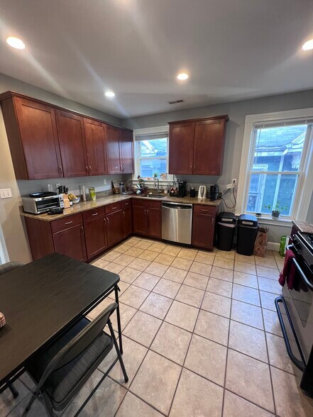 Building Photo - 122 Calumet St