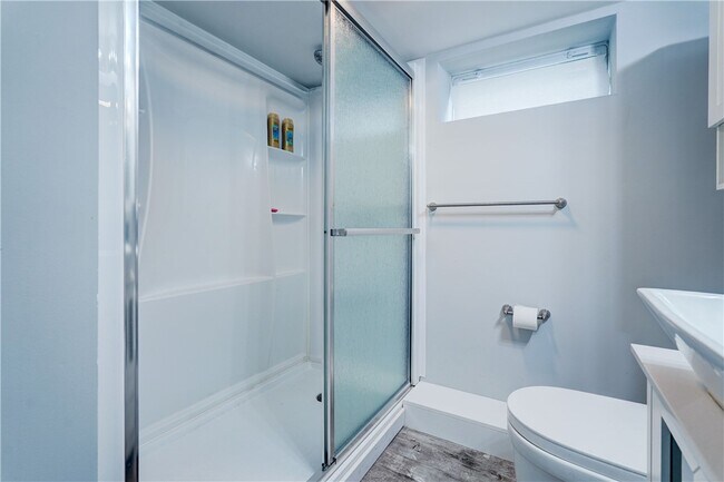 Building Photo - 889 Long Pond Rd