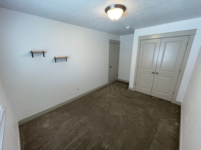 Building Photo - 280 E Brigham Ln