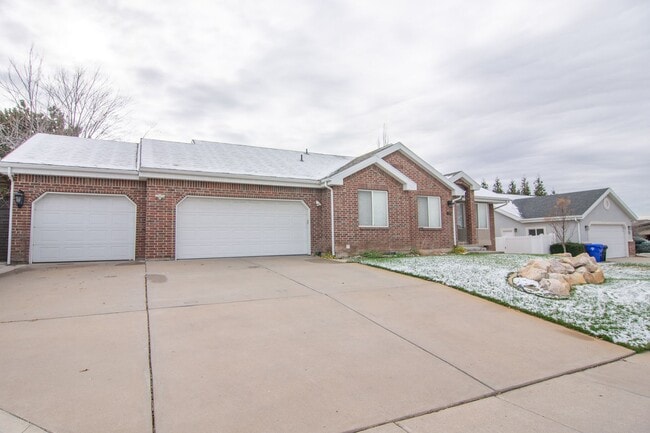 Building Photo - Gorgeous Bountiful Home w/ Solar & 3 Car Garage