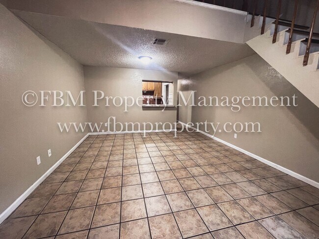 Building Photo - 2541 W Sycamore Ave